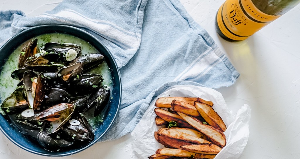 Garlic Mussels with Lemon Potato&nbsp;Wedges